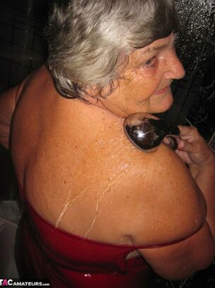 Plump nan Grannie Libby gets nude